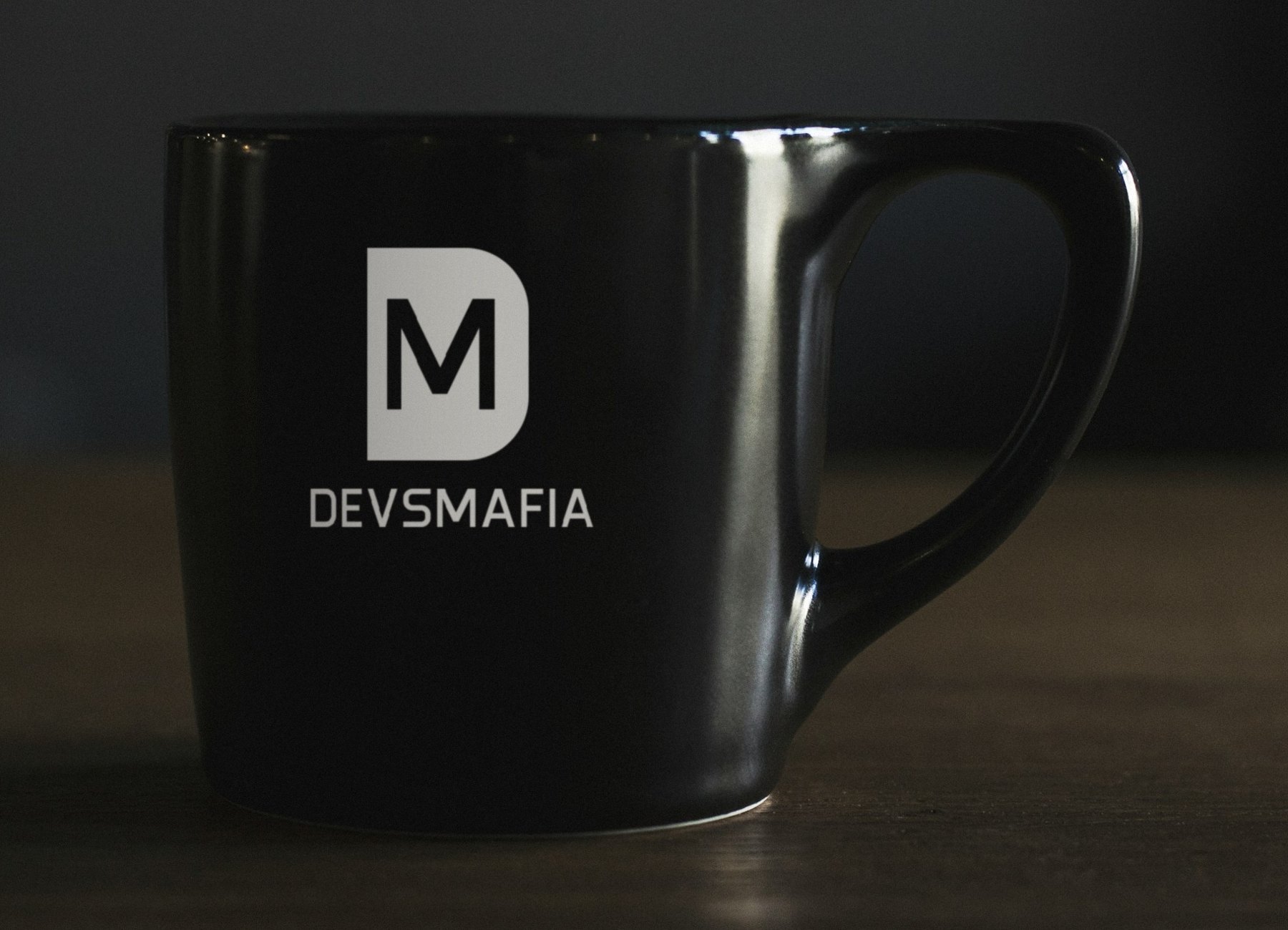 Caneca preta DEVSMAFIA com o monograma e o nome em branco
